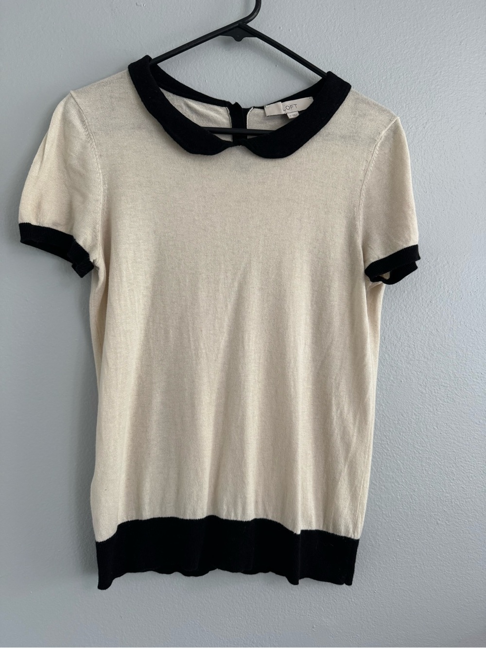 LOFT Women’s Size Medium Cream Short Sleeve Knit Top with Black Collar & Trim